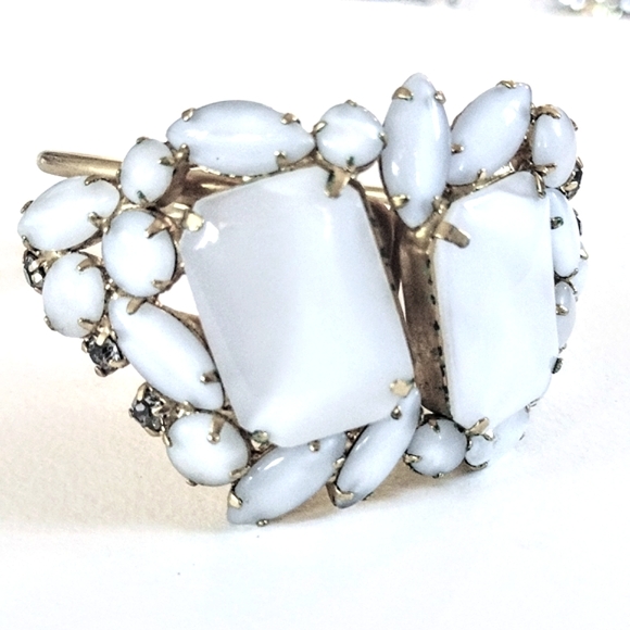 🤍 Vintage Gold Satin White Chunky Rhinestone Clamp Hinge Bracelet - Picture 1 of 7